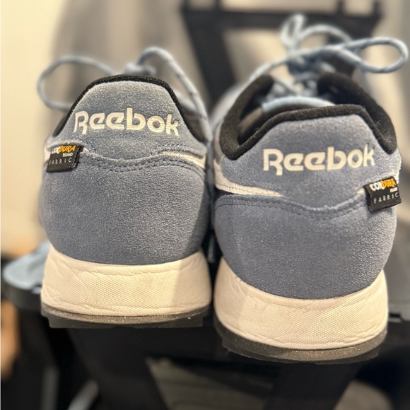 Reebok classic. Women’s size 9. Blue - Picture 3 of 5